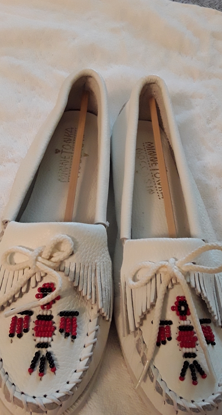 Minnetonka Women's White Beaded Fringe Moccasins
